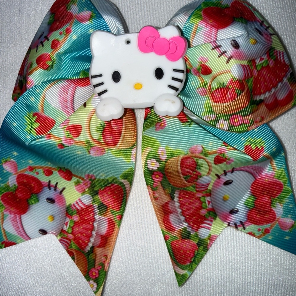Hello Kitty With Strawberry - Picture 5 of 6